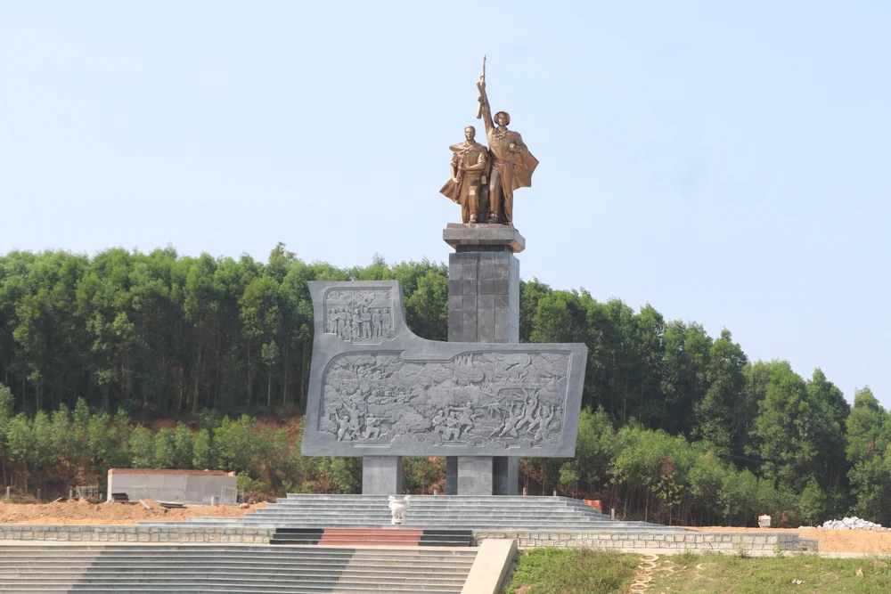 Lãnh đạo Ban QLDA huyện Phù Mỹ cho rằng dự án sẽ hoàn thành trong tháng 6-2023. Ảnh QN