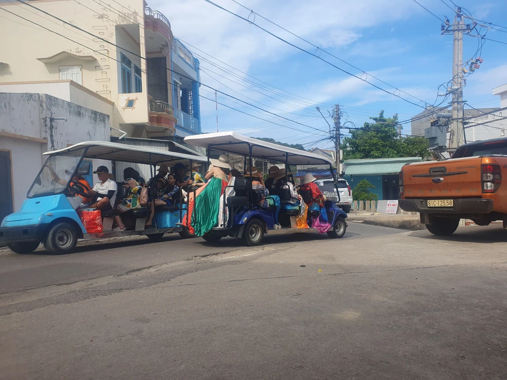 Xe điện bốn bánh chở khách du lịch ở Nhơn Lý. Ảnh: QN Xe điện bốn bánh chở khách du lịch ở Nhơn Lý. Ảnh: QN