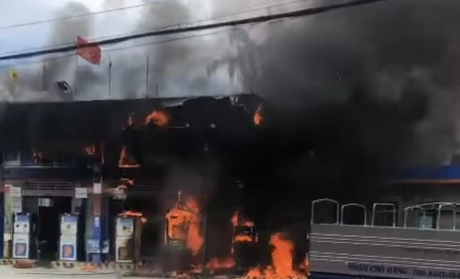 Bình Định: Cảnh sát PCCC dập đám cháy cây xăng sau hơn 10 phút nhận tin ảnh 1