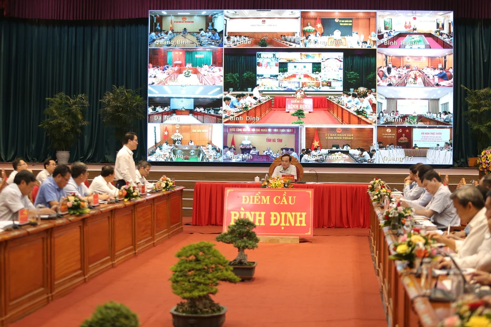 Hội nghị về tình hình thực hiện CTMTQG có sự tham gia của các bộ, ngành và 19 tỉnh, thành. Ảnh QN