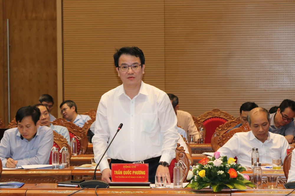 Thứ trưởng Bộ KH&amp;ĐT Trần Quốc Phương báo cáo về tình hình thực hiện CTMTQG. Ảnh QN