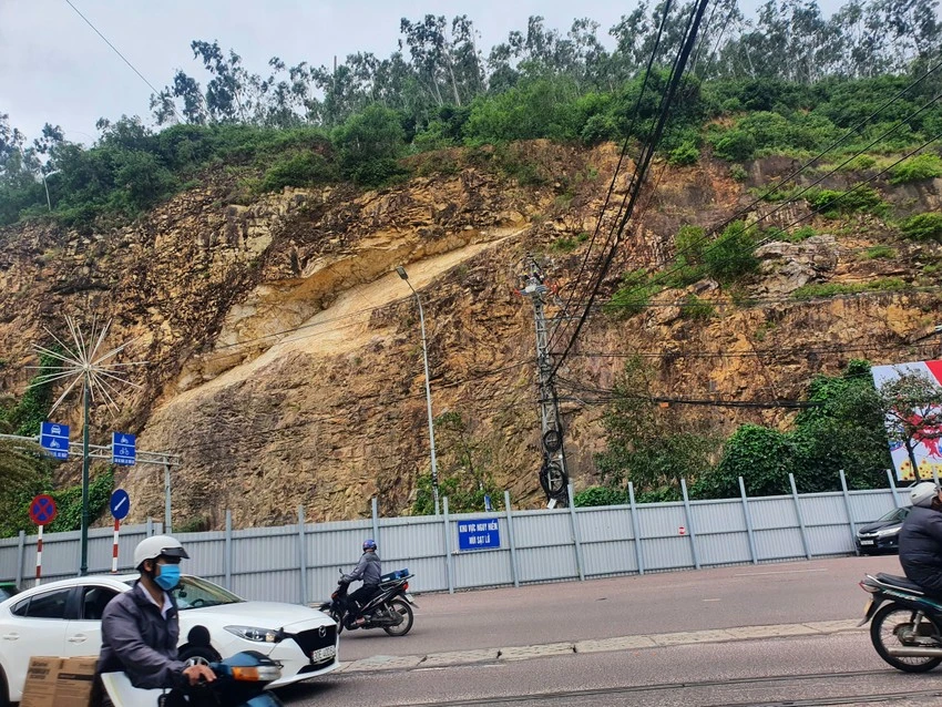 Dự kiến, việc khắc phục sự cố sạt lở ở núi Bà Hoả sẽ được triển khai giữa tháng 8 này. Ảnh QN