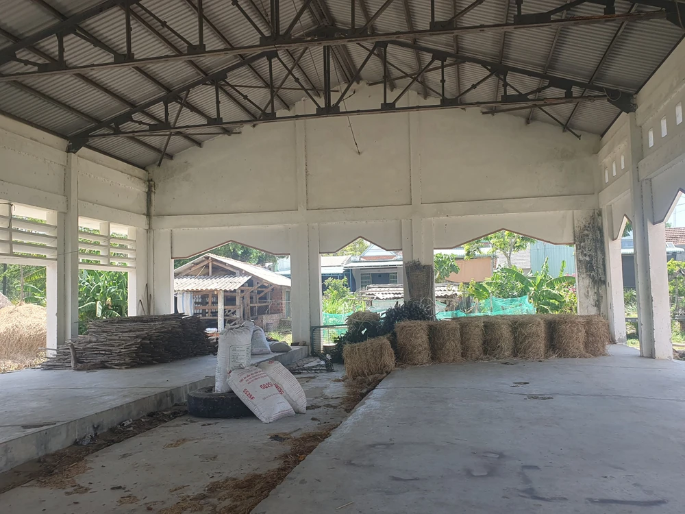 Chợ trở thành kho chứa củi, rơm rạ, vật dụng của người dân. Ảnh QN