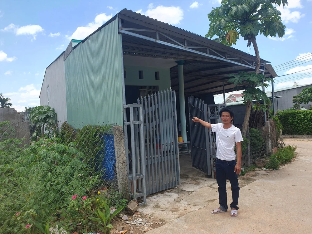 Nhà của anh Nguyễn Trọng Cường được xây dựng cách đây nhiều năm, nhưng đến giờ vẫn mòn mỏi chờ cấp sổ. Ảnh QN