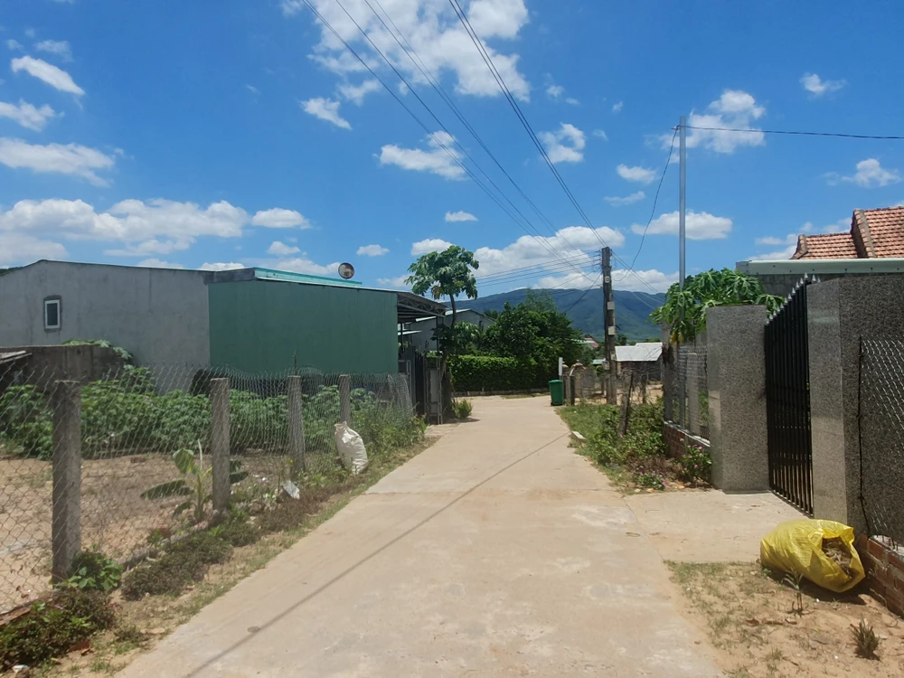 UBND huyện Vân Canh đã chỉ đạo các địa phương tính toán kinh phí, sớm giải quyết việc cấp sổ đất cho người dân. Ảnh QN