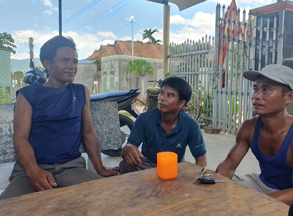 Nhiều người dân phản ánh việc sau 20 năm vẫn chưa được cấp sổ hồng. Ảnh QN