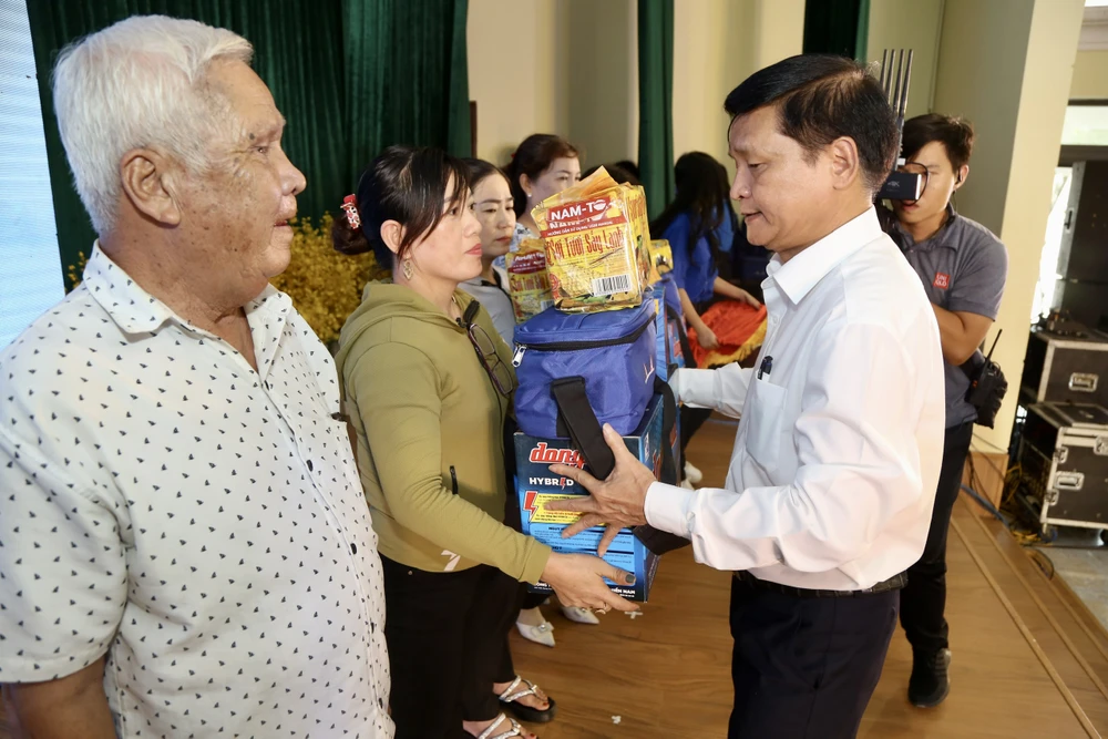 Lãnh đạo UBND tỉnh Phú Yên tặng quà cho ngư dân. Ảnh: HOÀNG GIANG