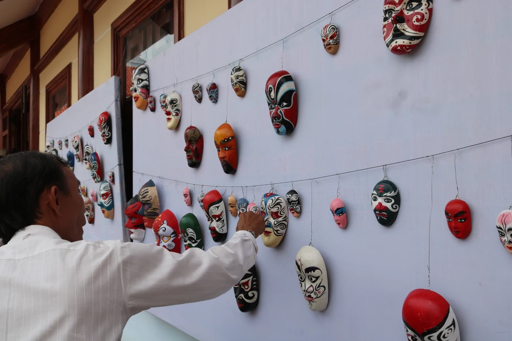 Ông Vân muốn lan toả tình yêu với nghệ thuật hát bội qua những tác phẩm của mình. Ảnh QN