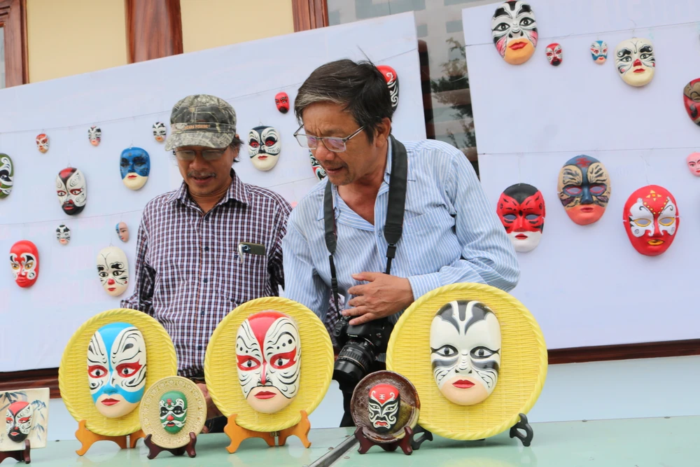 Ba tác phẩm mặt nạ hát bội độc đáo này sẽ được ông Vân đem dự thi. Ảnh QN