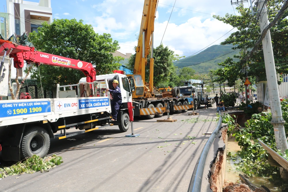 Có đoạn sụt lún đến gần chục mét, sâu hơn 2 m. Ảnh QN Có đoạn sụt lún đến gần chục mét, sâu hơn 2 m. Ảnh QN