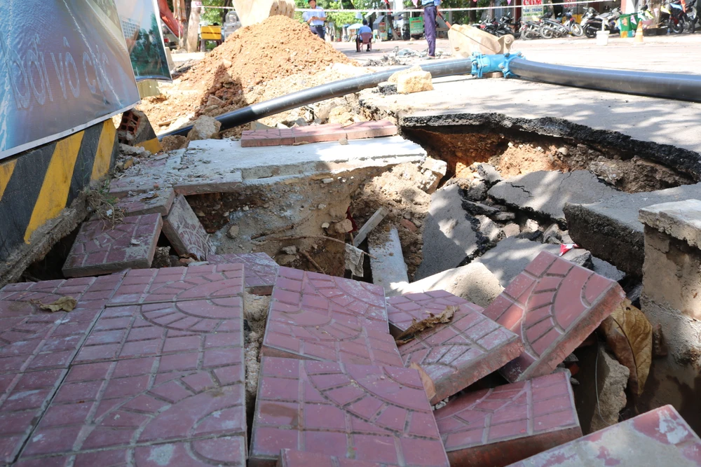 Đoạn sụt lún sát dự án chung cư cao cấp Phú Tài Life. Ảnh QN Đoạn sụt lún sát dự án chung cư cao cấp Phú Tài Life. Ảnh QN