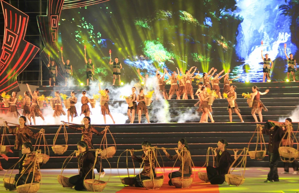 Ngày hội văn hoá các dân tộc miền Trung quy tụ hàng trăm nghệ nhân, diễn viên đến từ các tỉnh. Ảnh: QN