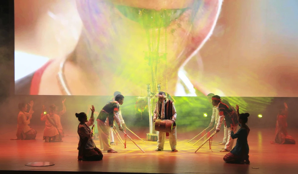 Tiết mục múa trống độc đáo của đoàn Phú Yên. Ảnh QN