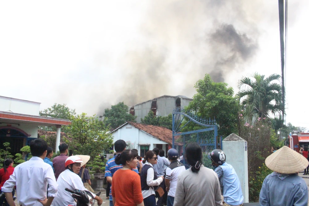 Đang cháy dữ dội công ty gỗ ở Bình Dương ảnh 4