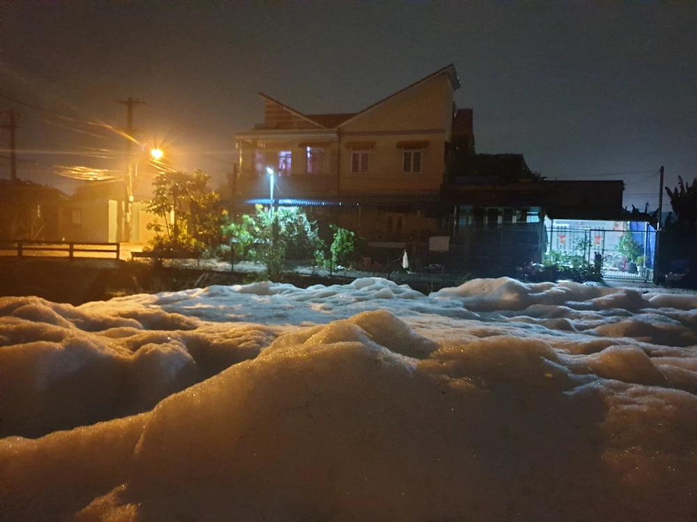 Bình Dương: Nước suối chuyển thành màu xanh, bốc mùi khó chịu ảnh 4