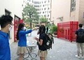 Ngày đầu trở lại trường HS đều đeo khẩu trang, giữ khoảng cách