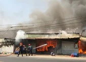 Cháy xưởng gỗ dữ dội ở Bình Chánh, 1 người bị thương