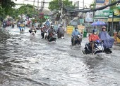 TP.HCM mưa lớn, đường lại biến thành sông