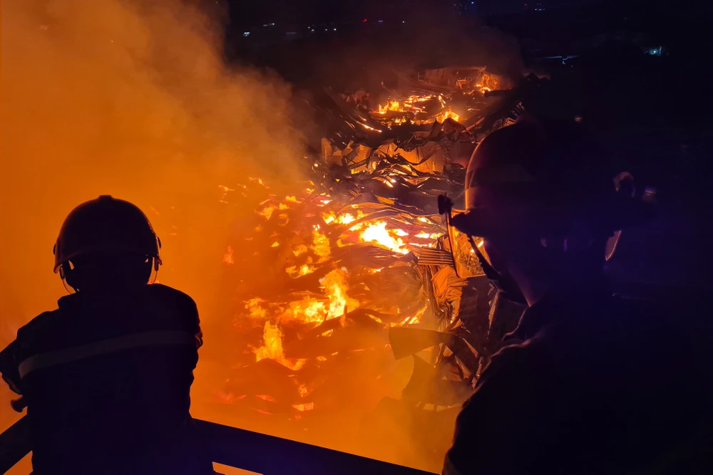 Bình Dương: Biển lửa bao trùm công ty sản xuất đồ gỗ ảnh 2