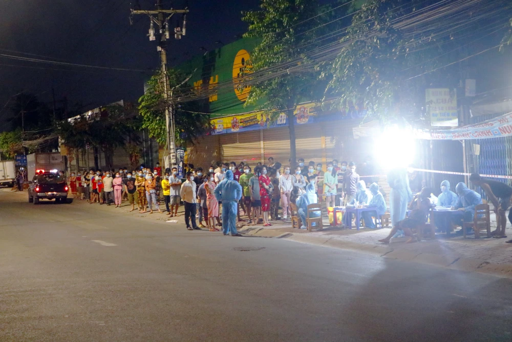 Trắng đêm lấy mẫu xét nghiệm COVID-19 cho 40.000 dân ở Bình Dương ảnh 13 Trắng đêm lấy mẫu xét nghiệm COVID-19 cho 40.000 dân ở Bình Dương ảnh 13