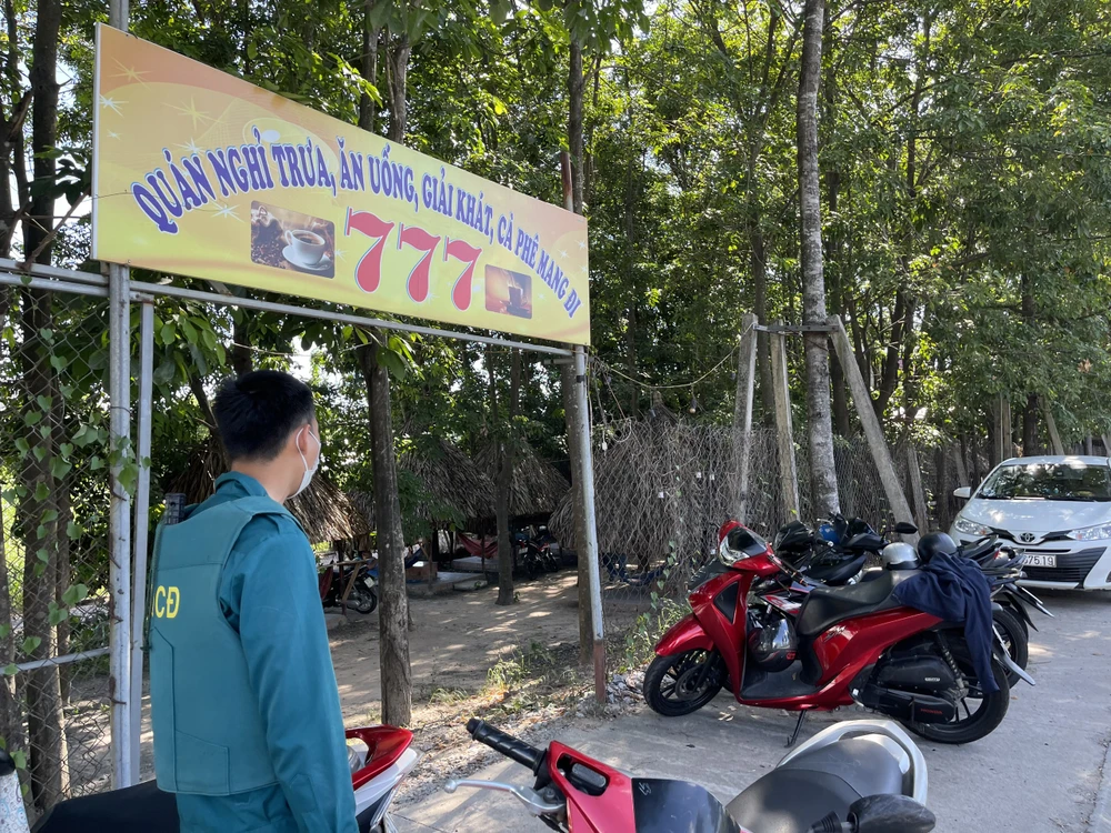 Cà phê chòi ở Bình Dương ngang nhiên đón khách lúc dịch ảnh 1