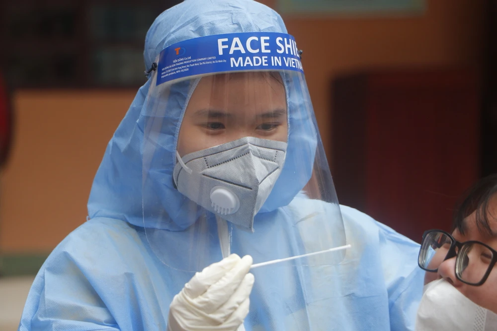 Số ca nhiễm COVID-19 tăng nhanh, 372 cán bộ y tế chi viện cho Bình Dương ảnh 1