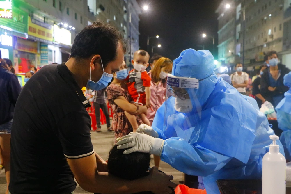 Bình Dương test nhanh COVID-19 cho toàn bộ người dân TP Thủ Dầu Một ảnh 1