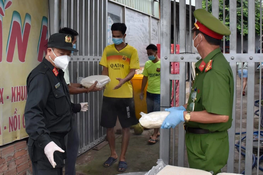Cán bộ, chiến sĩ Công an Bình Dương vào tâm dịch hỗ trợ người dân ảnh 13
