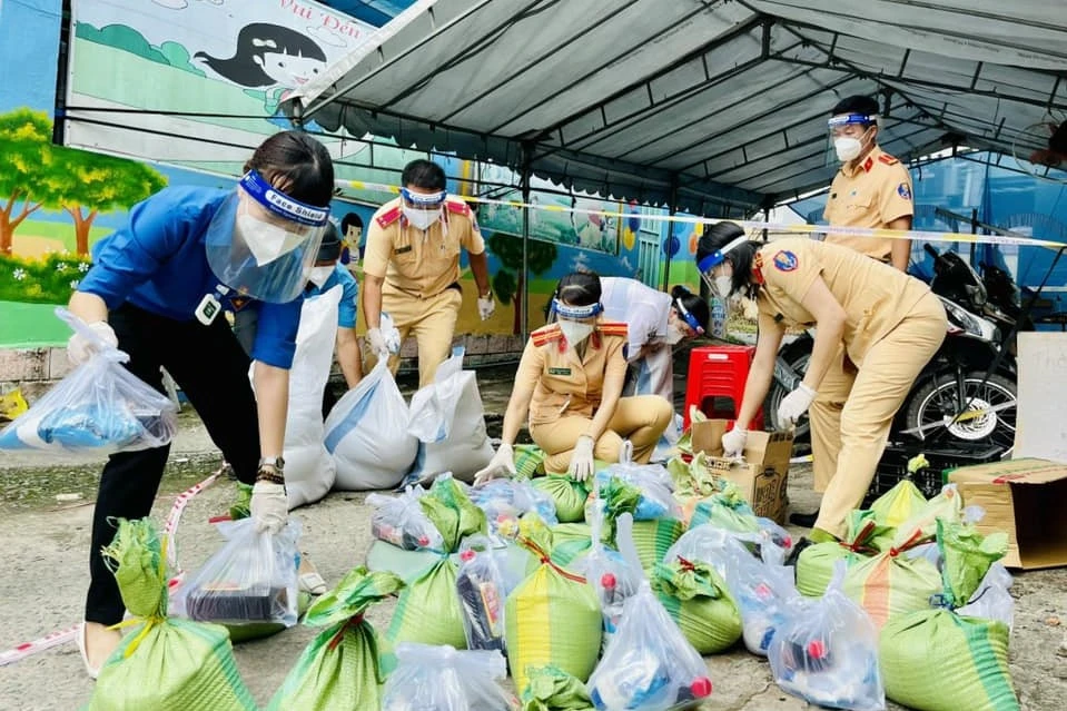 Cán bộ, chiến sĩ Công an Bình Dương vào tâm dịch hỗ trợ người dân ảnh 15