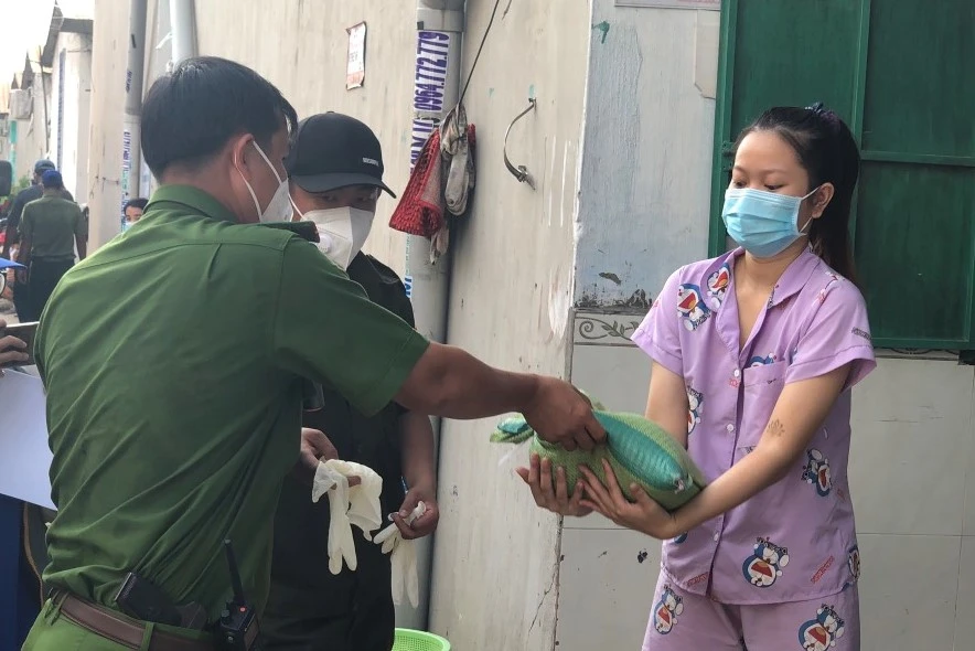 Cán bộ, chiến sĩ Công an Bình Dương vào tâm dịch hỗ trợ người dân ảnh 17