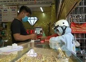 Video: Sống chung với dịch, tiệm vàng đẩy mạnh bán online