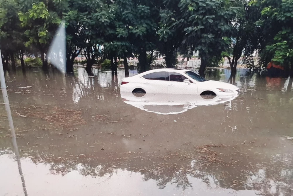 Chiếc xe ô tô bị chìm trong biển nước. Ảnh: LA