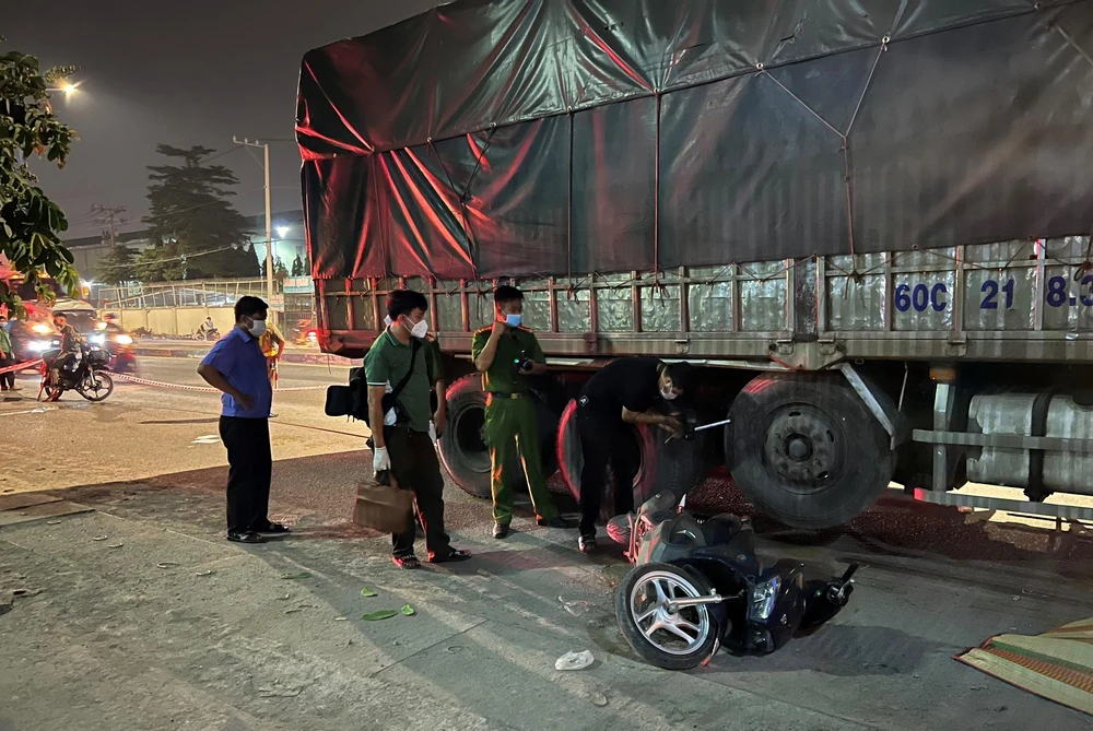 Lực lượng chức năng khám nghiệm hiện trường để điều tra làm rõ nguyên nhân vụ tai nạn. Ảnh: LA