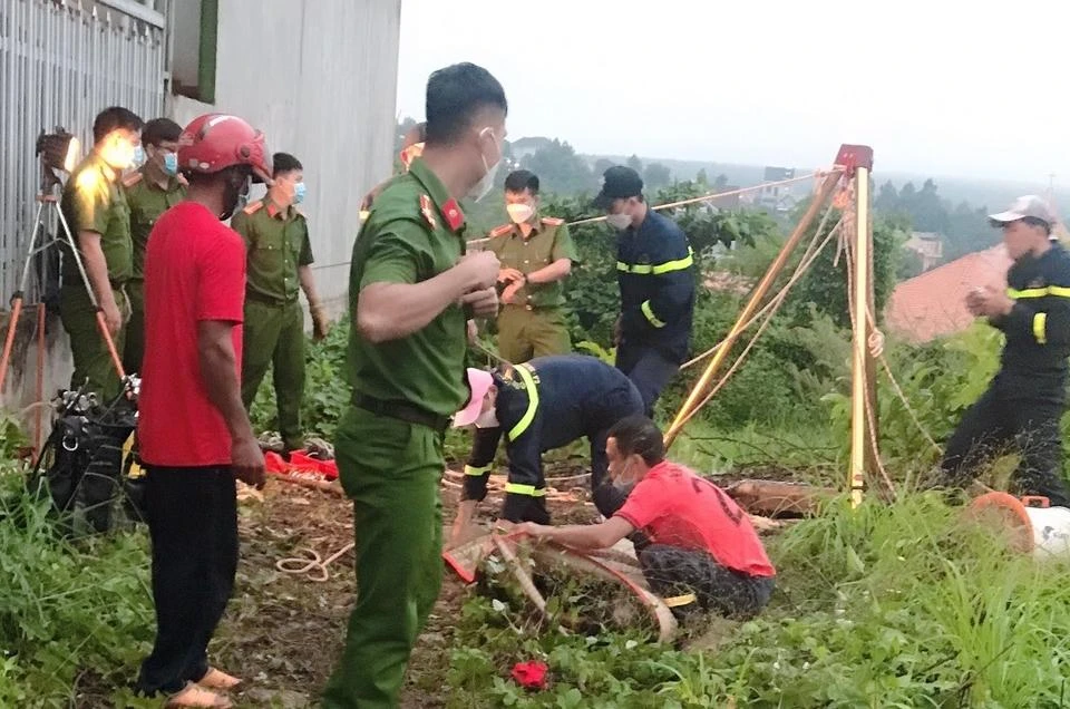 Lực lượng chức năng trục vớt thi thể nạn nhân. Ảnh: LA