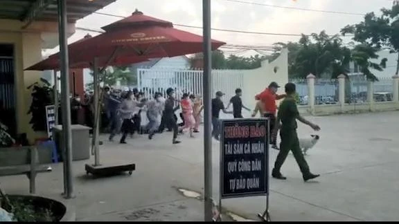 Hàng trăm người chạy giành vị trí. Ảnh: Cắt từ clip Hàng trăm người chạy giành vị trí. Ảnh: Cắt từ clip