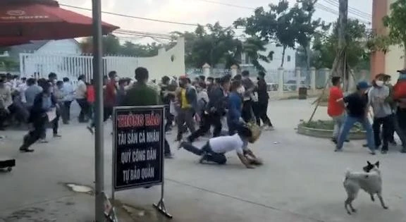 Có người còn bị ngã khi chạy quá nhanh. Ảnh: Cắt từ clip Có người còn bị ngã khi chạy quá nhanh. Ảnh: Cắt từ clip