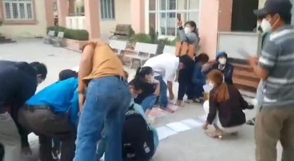 Người dân chạy đến trước bày hồ sơ ra để giữ chỗ. Ảnh: Cắt từ clip Người dân chạy đến trước bày hồ sơ ra để giữ chỗ. Ảnh: Cắt từ clip