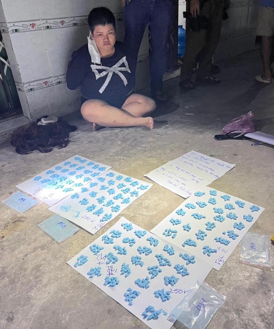 Gần 1000 viên thuốc lắc và ma túy được thu giữ. Ảnh: CACC Gần 1000 viên thuốc lắc và ma túy được thu giữ. Ảnh: CACC