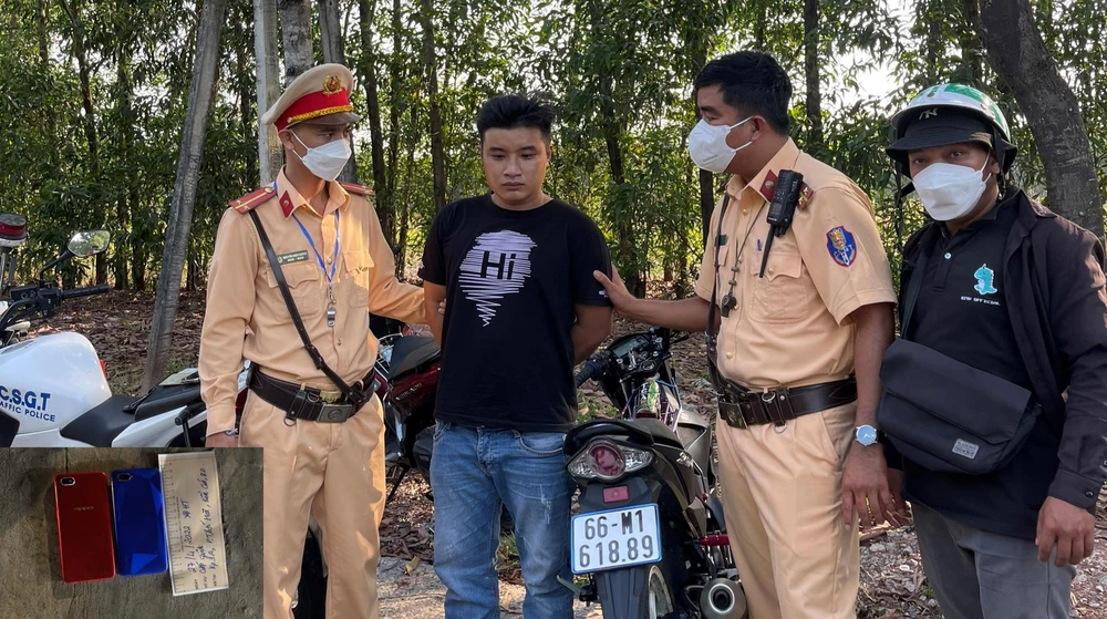 Linh bị lực lượng Cảnh sát giao thông bắt giữ khi đang bỏ chạy. Ảnh: CACC Linh bị lực lượng Cảnh sát giao thông bắt giữ khi đang bỏ chạy. Ảnh: CACC