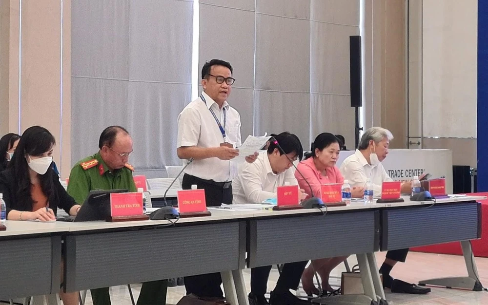 Ông Huỳnh Minh Chín - Phó giám đốc Sở Y tế tỉnh Bình Dương cho biết địa chỉ ghi trên thuốc giả là địa chỉ "ma". Ảnh: LÊ ÁNH