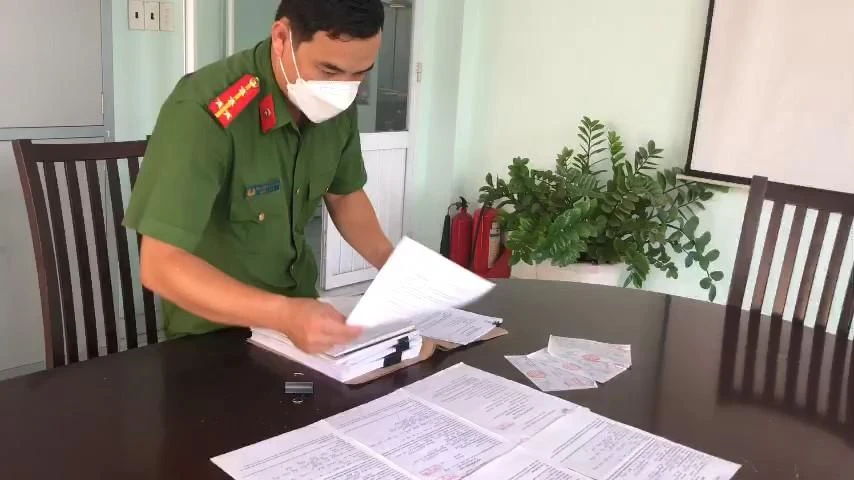 Cơ quan công an thu giữ nhiều giấy cọc khi bắt giữ Diễm và Thanh. Ảnh: LA