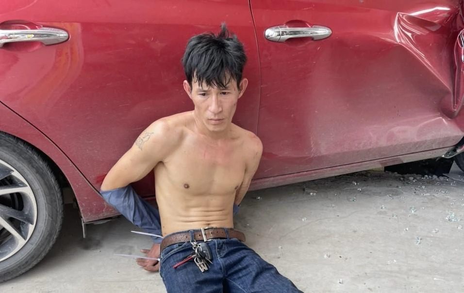 Tên trộm bị lực lượng CSGT khống chế. Ảnh: CACC