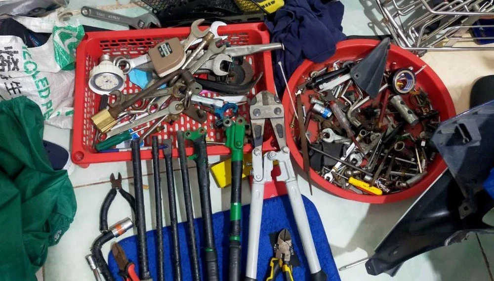 Các dụng cụ nhóm trộm dùng để thực hiện các vụ trộm. Ảnh: LA