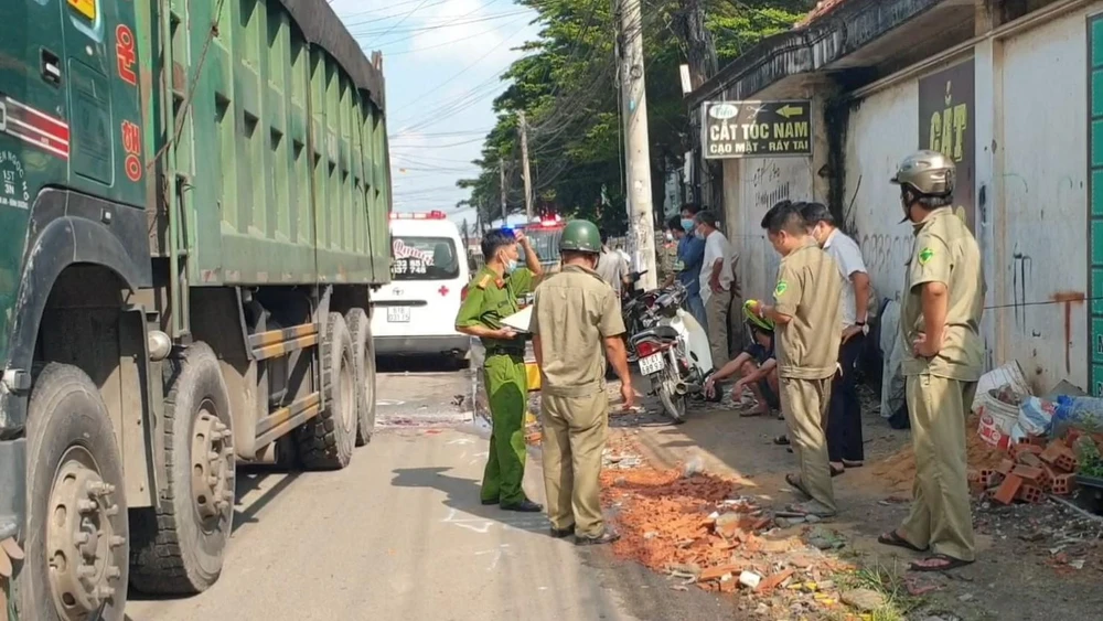 Vị trí xảy ra tai nạn có nhiều xà bần bên lề đường. Ảnh: TH