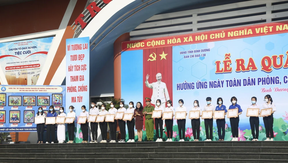 Trao giải thưởng cho những tác giả có tác phẩm xuất sắc trong cuộc thi vẽ tranh tuyên truyền về phòng chống ma túy và tác hại của ma túy. Ảnh: LA