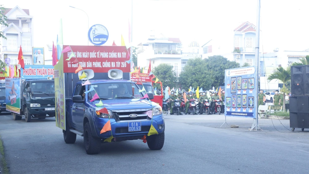 Xe hoa tuyên tuyền đi dọc các tuyến đường để tuyên tuyền, hưởng ứng ngày hội toàn dân phòng chống ma túy. Ảnh: LA