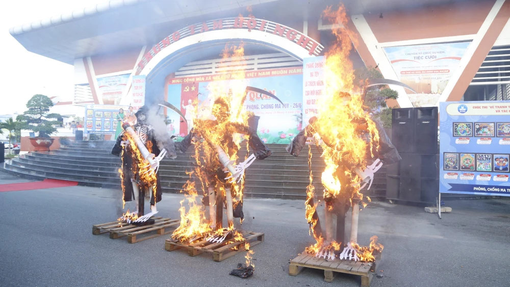 Đốt hình nộm ma túy, thể hiện quyết tâm phòng chống ma túy của chính quyền Bình Dương. Ảnh: LA