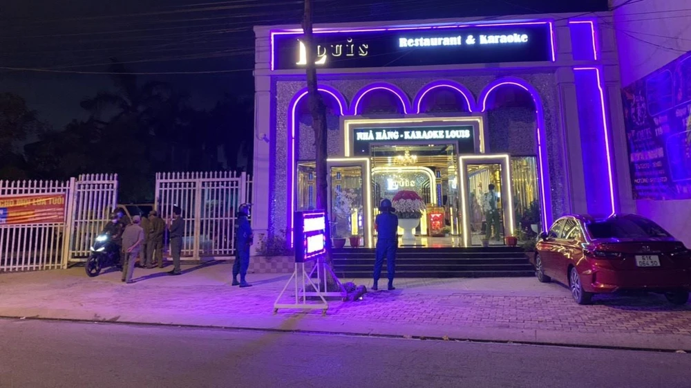 Cơ sở karaoke bất ngờ bị kiểm tra hành chính. Ảnh: LA