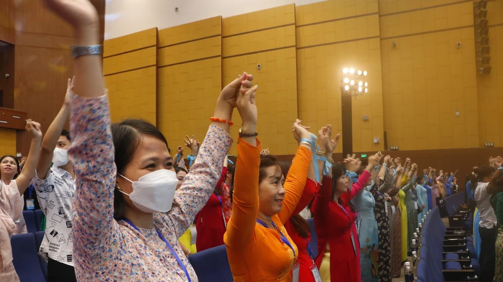 Mọi người cùng nắm chặt tay nhau, như một lời cam kết giúp đỡ tất cả trẻ em mồ côi, trẻ em khó khăn trên khắp đất nước Việt Nam. Ảnh: LÊ ÁNH