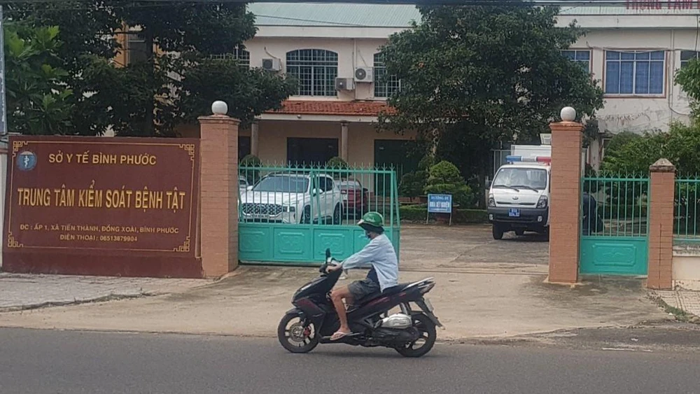 Cơ quan công an khám xét nơi làm việc của nguyên Giám đốc CDC Bình Phước. Ảnh: LA